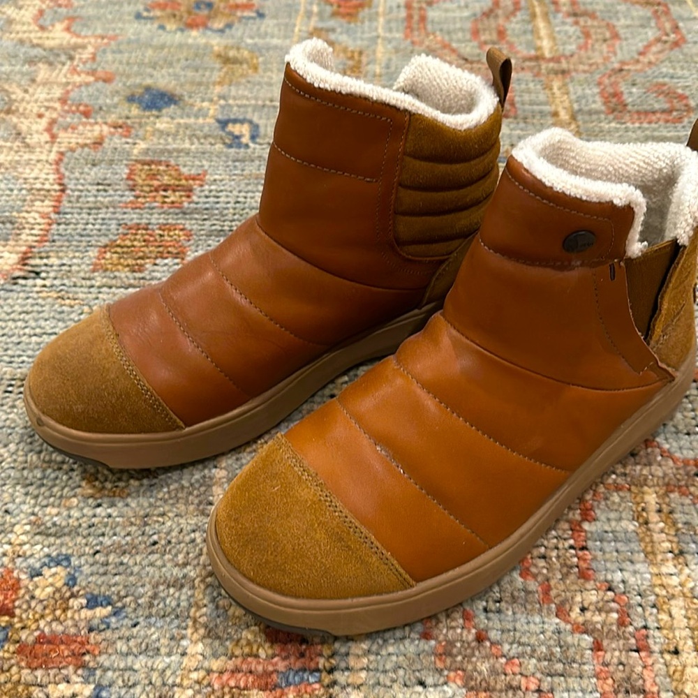 Stio colter winter boots, size 8, camel, waterproof